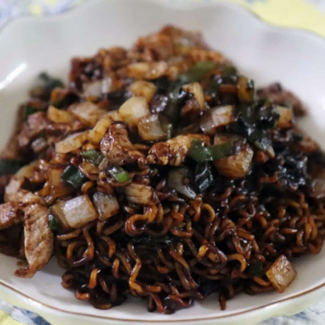라면사리로 맛있는 짜장면 만드세요.
