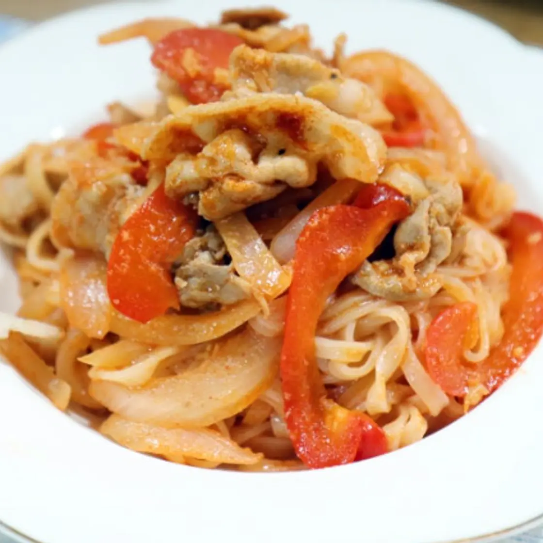 칼국수에 케찹 넣고 볶아 보세요. 새콤달콤 맛있어집니다.