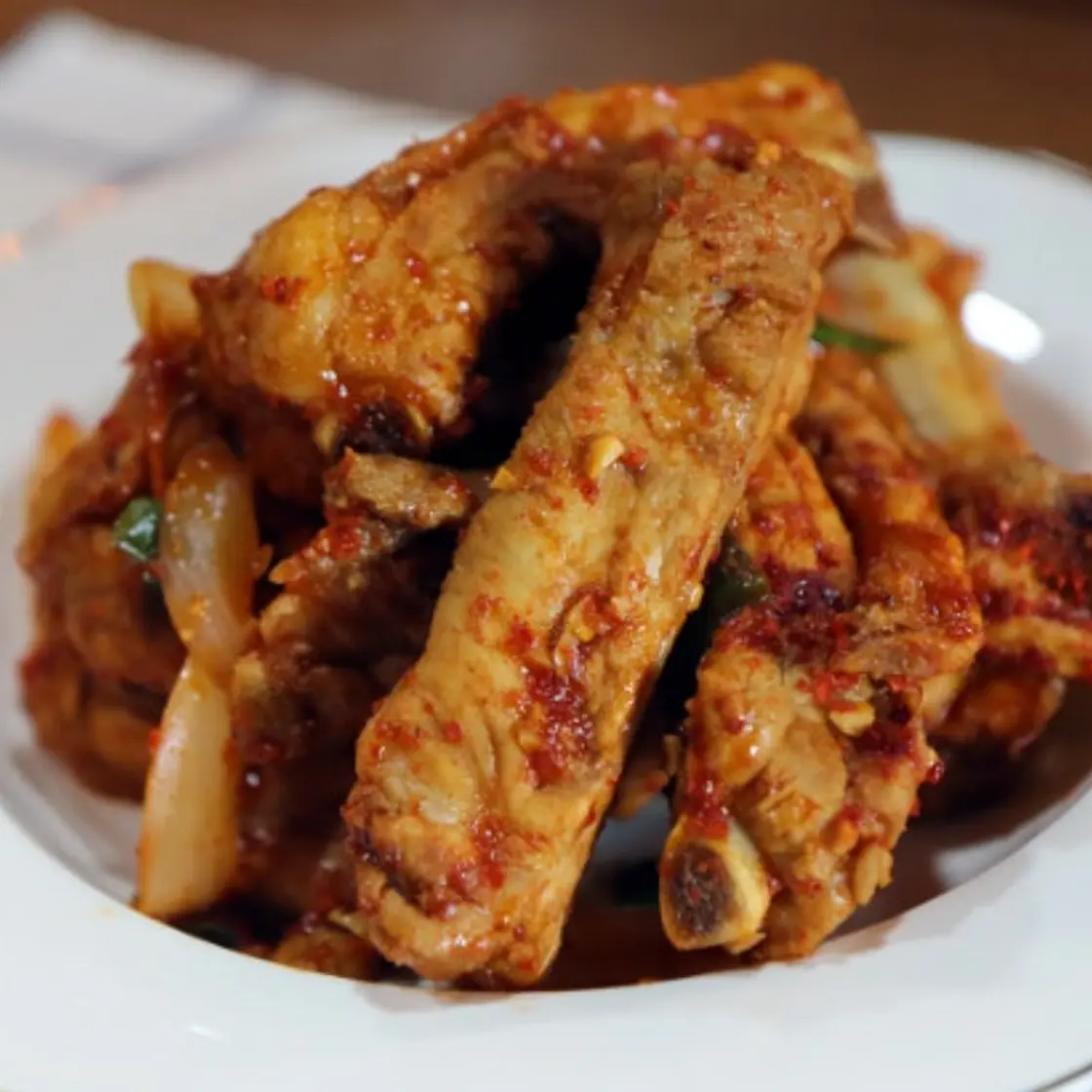 매콤한 돼지 등갈비조림 부담 없어서 좋아요.