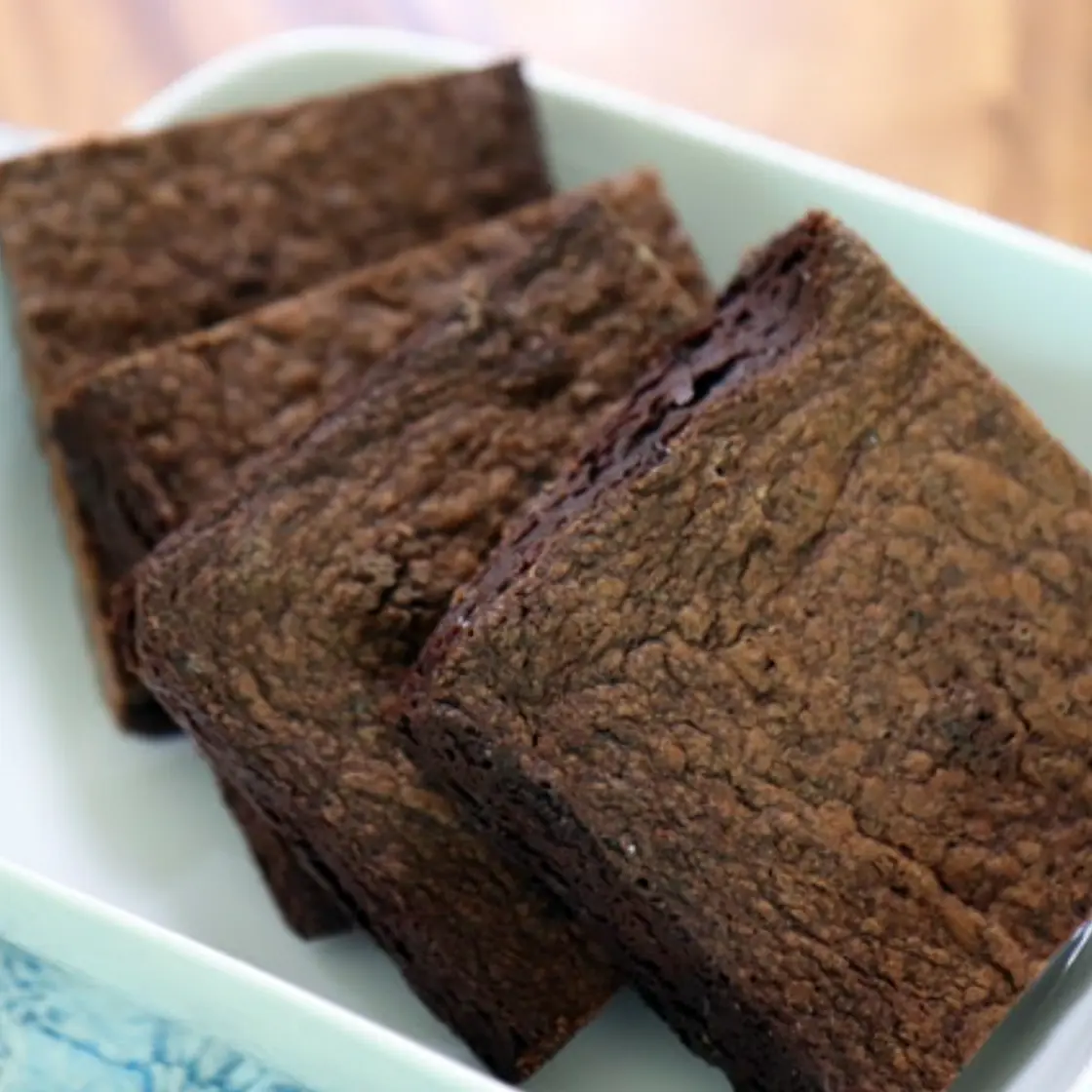 꾸덕꾸덕한 맛있는 흑임자 브라우니 어떠세요?