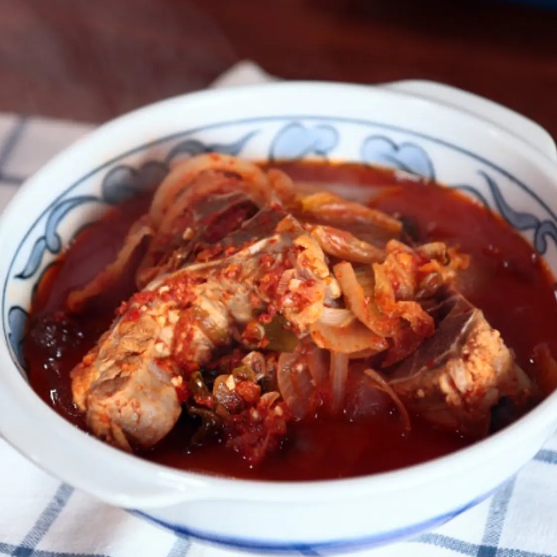돼지등뼈 김치찌개 고기는 뜯고 국물은 비벼서 드세요.