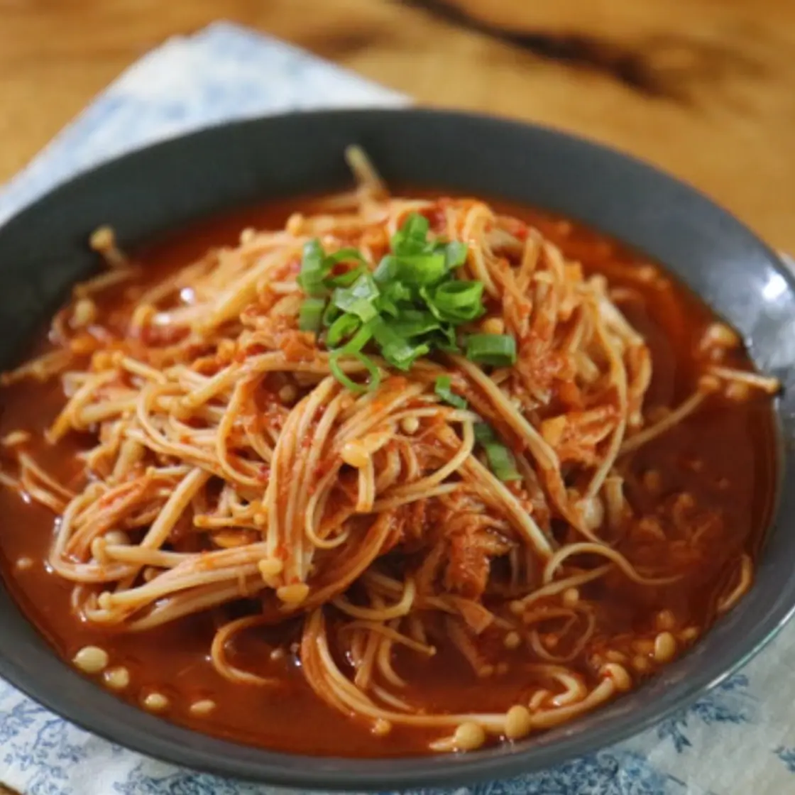 매콤한 맛이 매력적인 매운팽이버섯조림