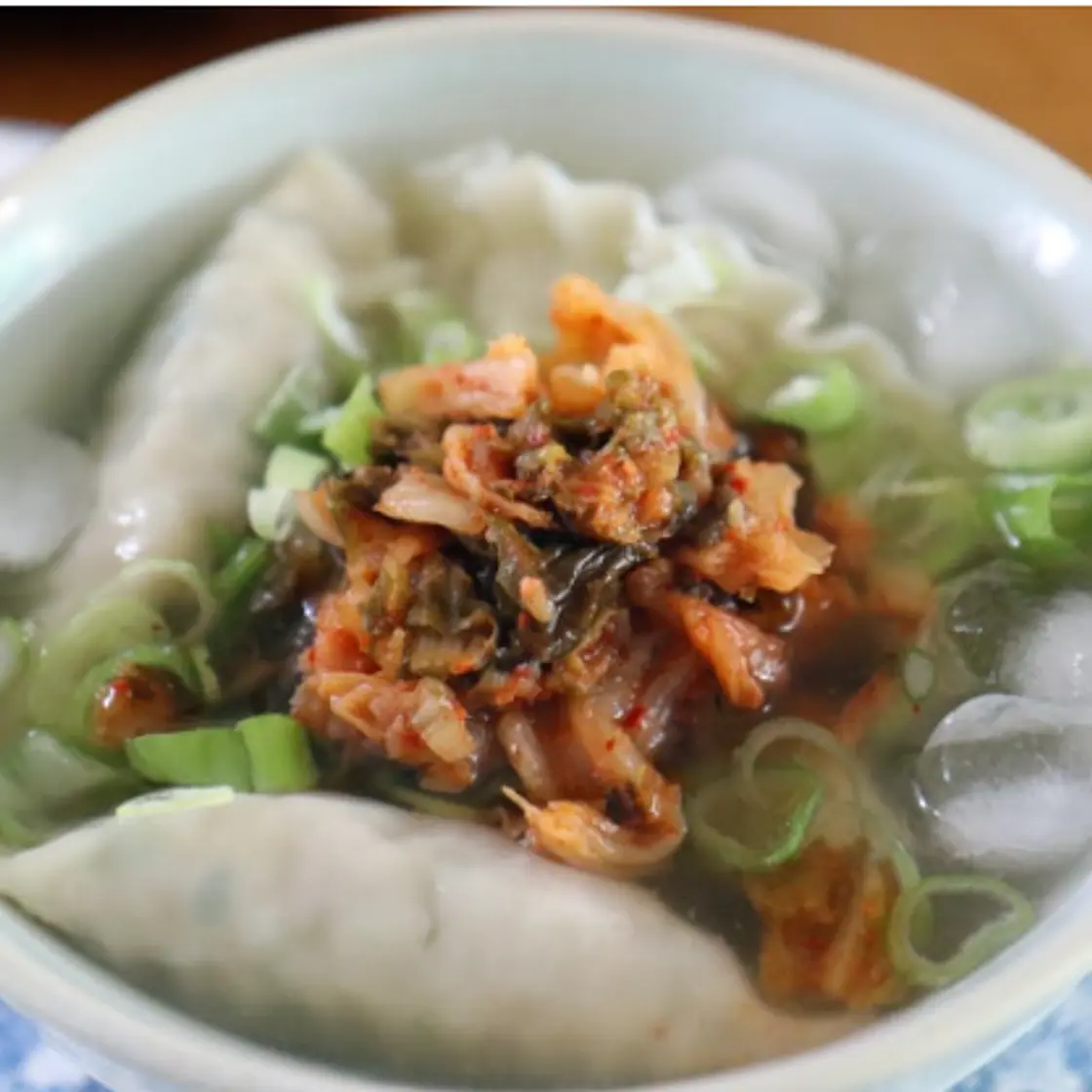 만둣국 시원하게 드세요.