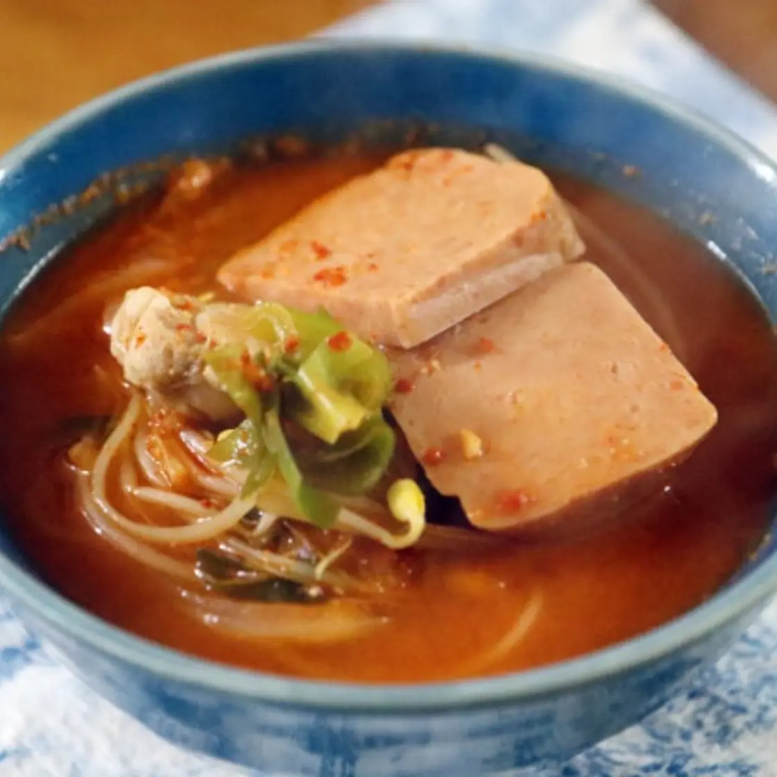 콩나물의 아삭함과 부대의 풍미, 콩나물부대찌개 레시피