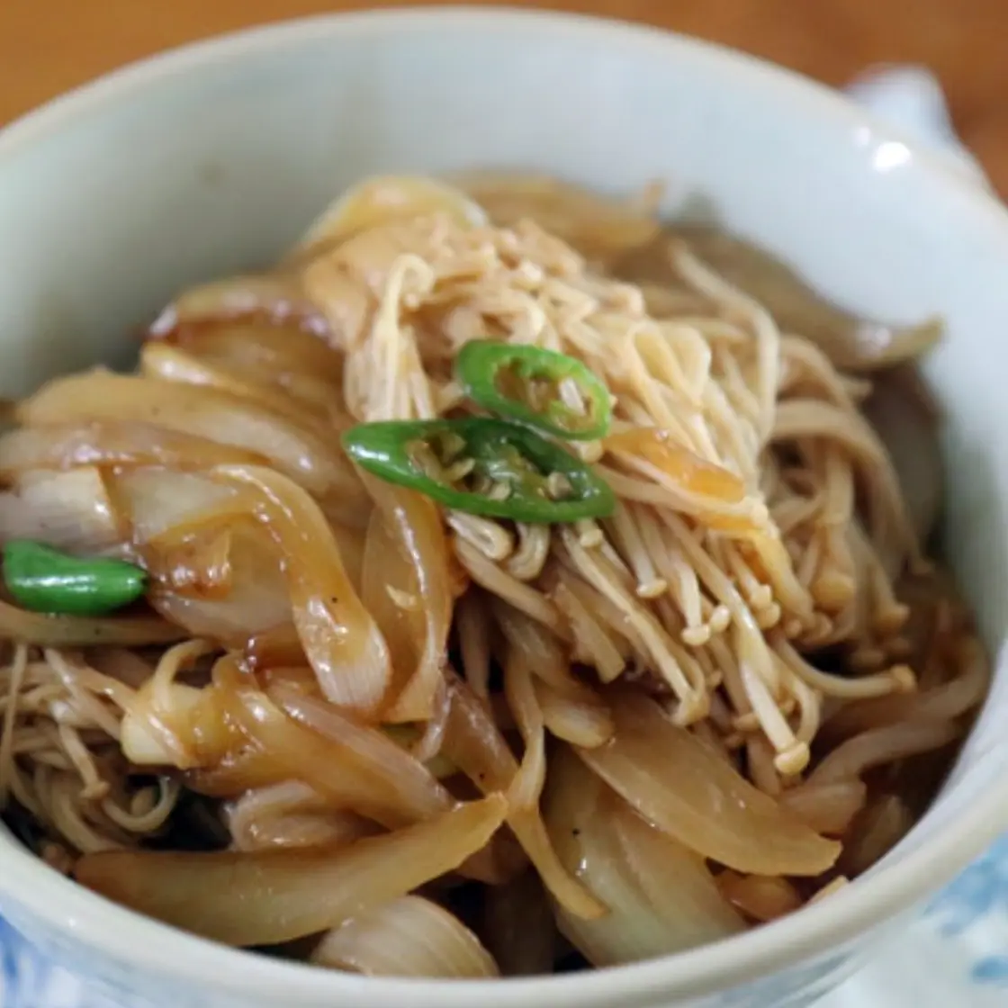 팽이버섯 양파 덮밥 간단하지만 맛있어요.