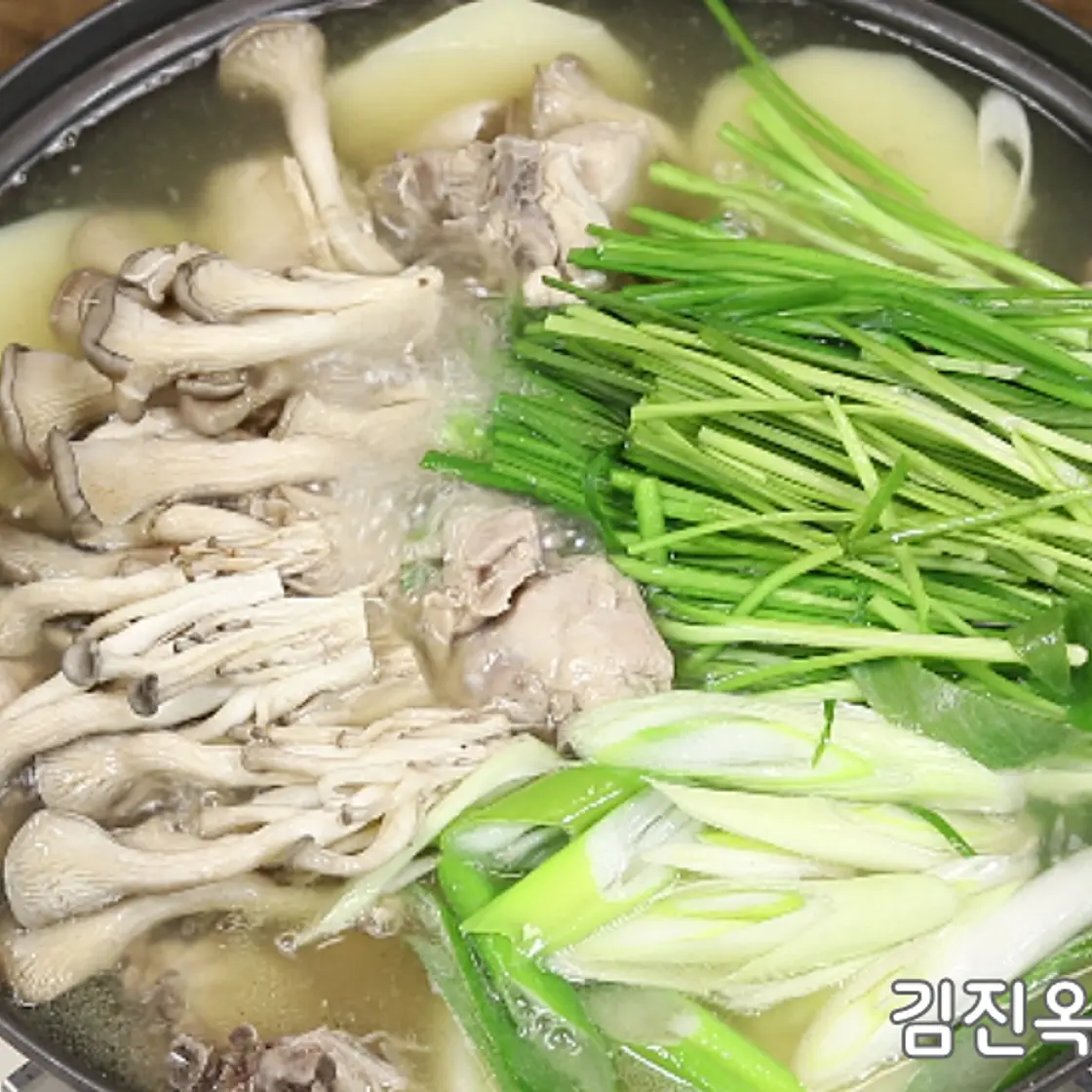 국물맛이 끝내주는 몸보신요리 닭탕 레시피