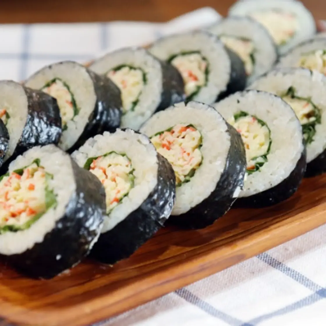 크래미김밥 간단한 재료로 쉽게 만들지만 느끼하지 않아요.