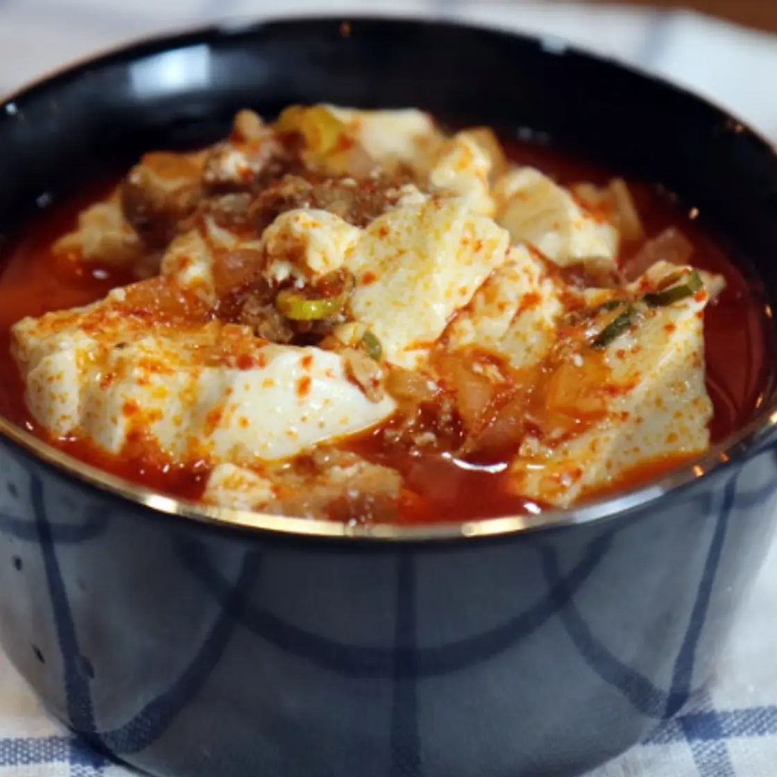 순두부에 우삼겹을 넣어 보세요. 더 맛있어집니다.