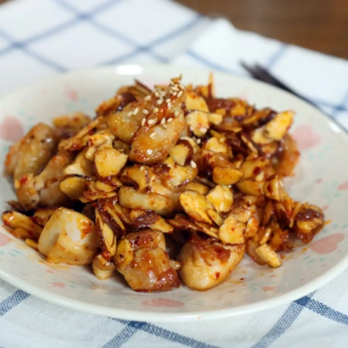 닭다리살에 견과류 넣어 보세요. 씹는 맛이 일품입니다.