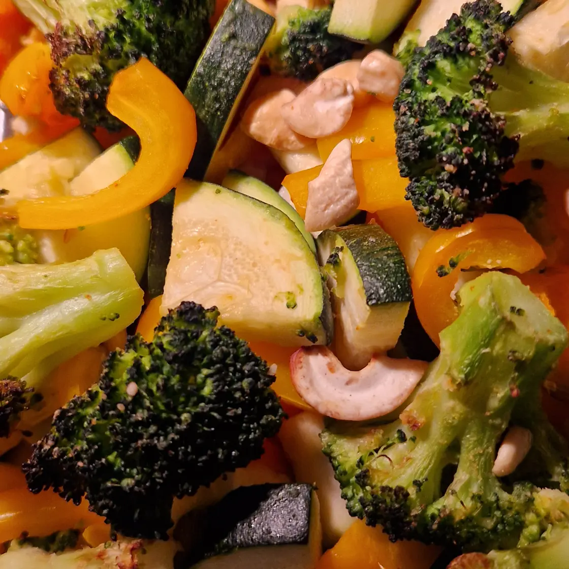 Mie Nudeln mit Gemüse und Erdnuss-Soße