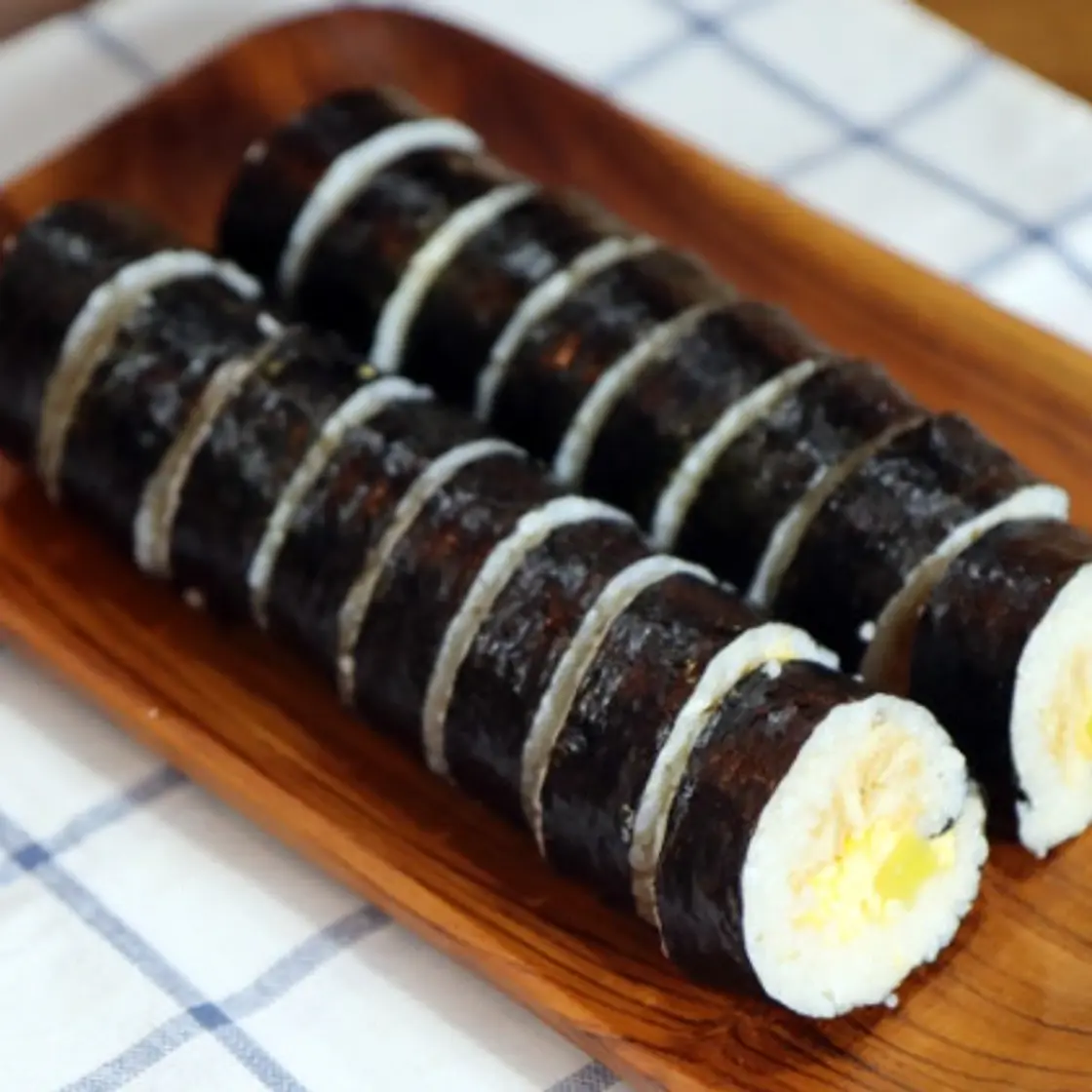 유부김밥 재료 3가지로 만드세요. 심플하지만 맛은 끝내줍니다.
