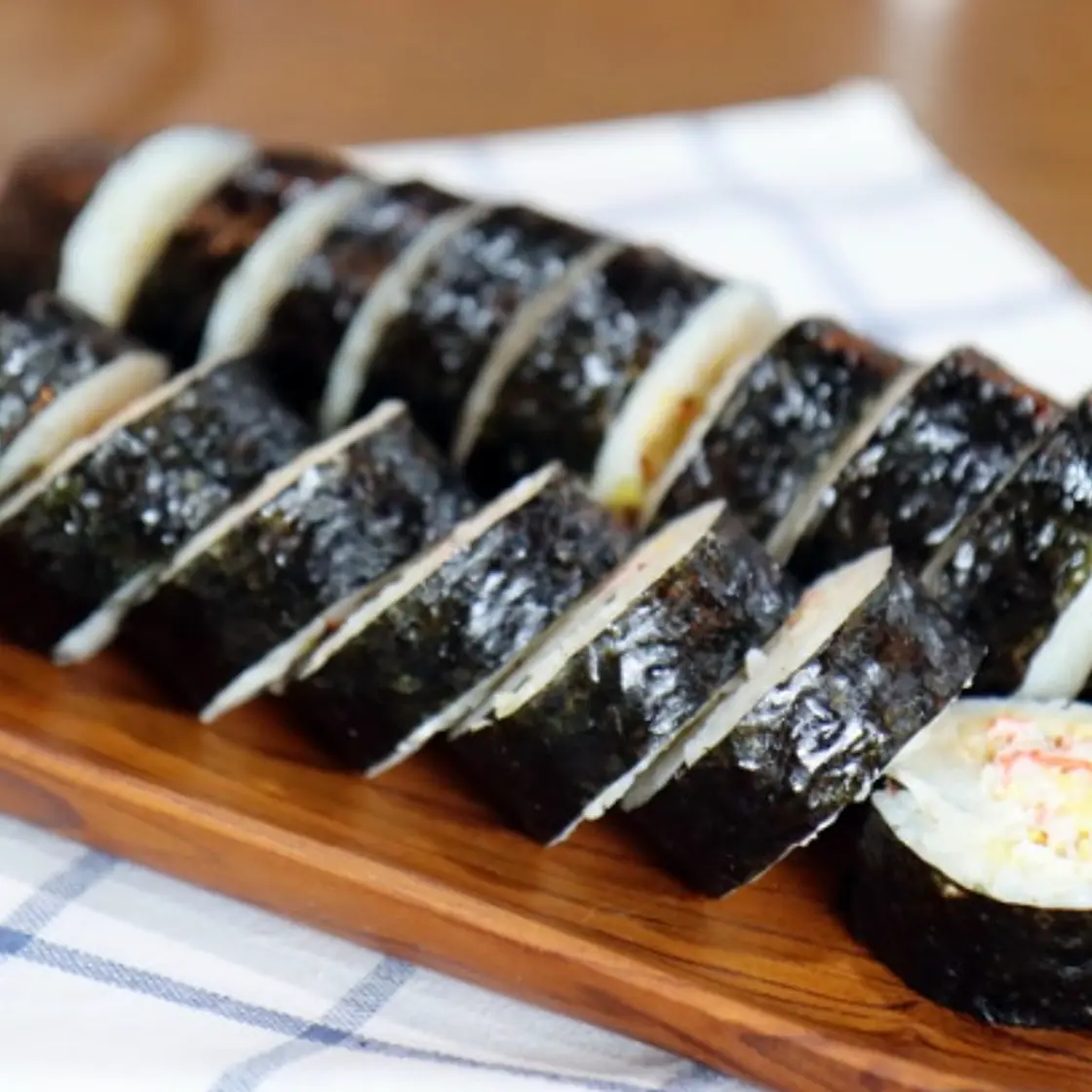 많은 속 재료 필요 없는 유부 게살 김밥 만들어 보세요.