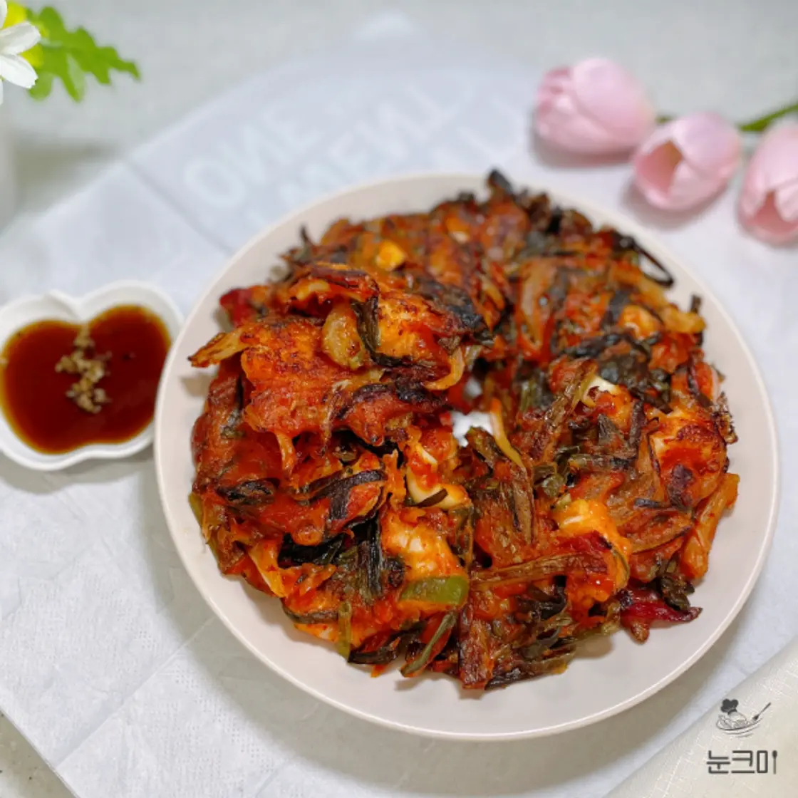 오징어와 새우를 넣어 바삭하고 맛있는 묵은파김치전 만들기