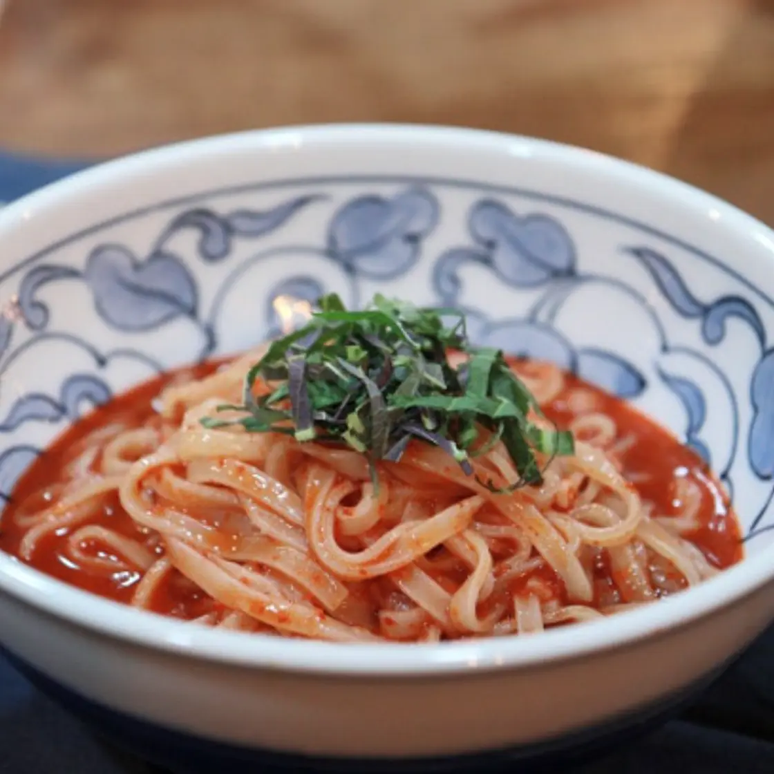 비빔칼국수 매콤달콤 국물 촉촉하게 만들어 보세요.