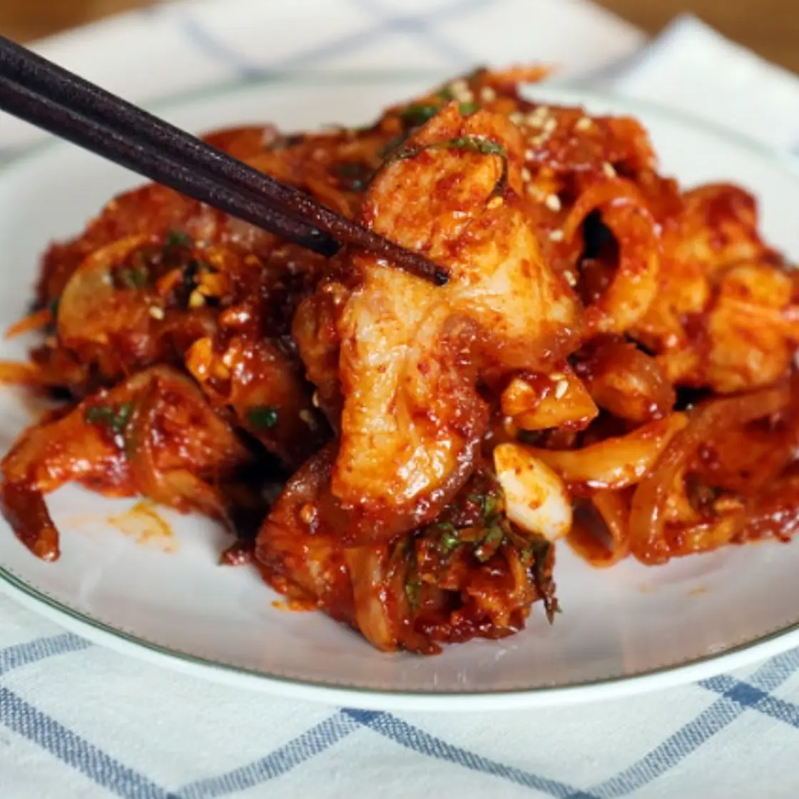 먹다 남은 족발을 활용하여 매콤한 족발무침 만들어 보세요.
