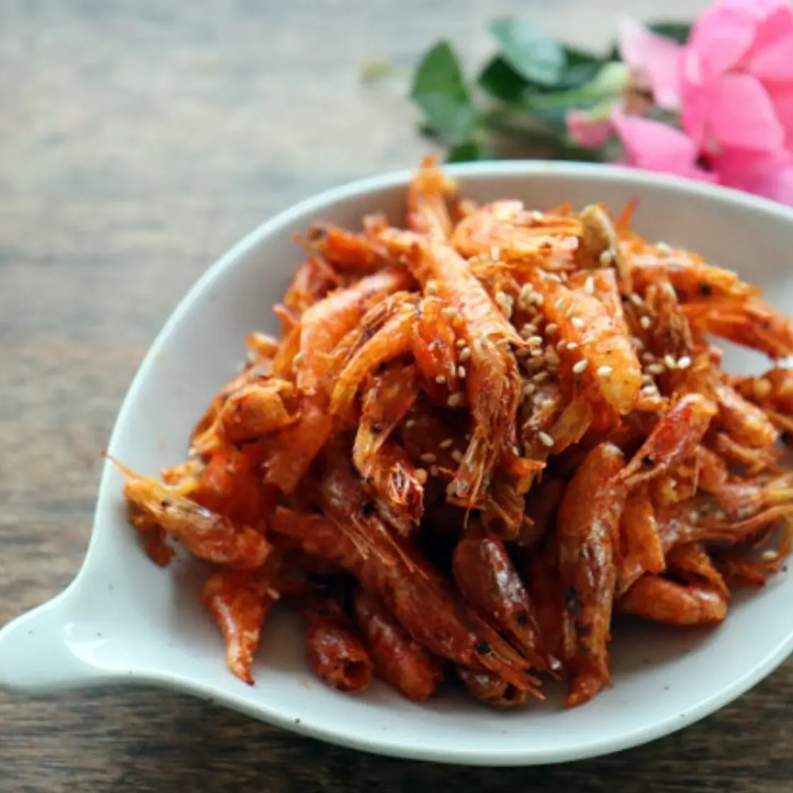 건새우 볶음 새우의 맛을 해지지 않게 볶아 봐요.