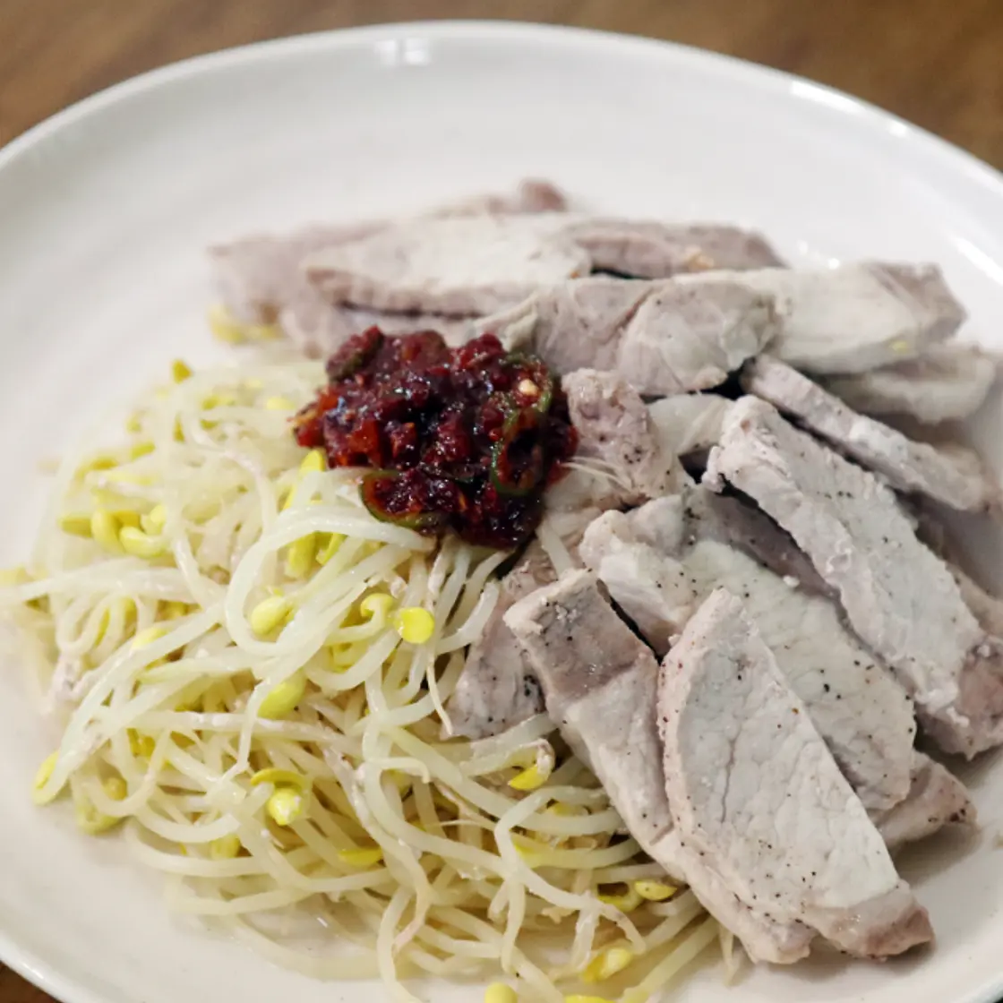 돼지고기 등심 아직 구워드세요? 콩나물 넣고 쪄 보세요.