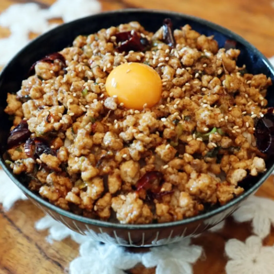 맛있게 매콤한 돼지고기 다짐육 소보로 덮밥