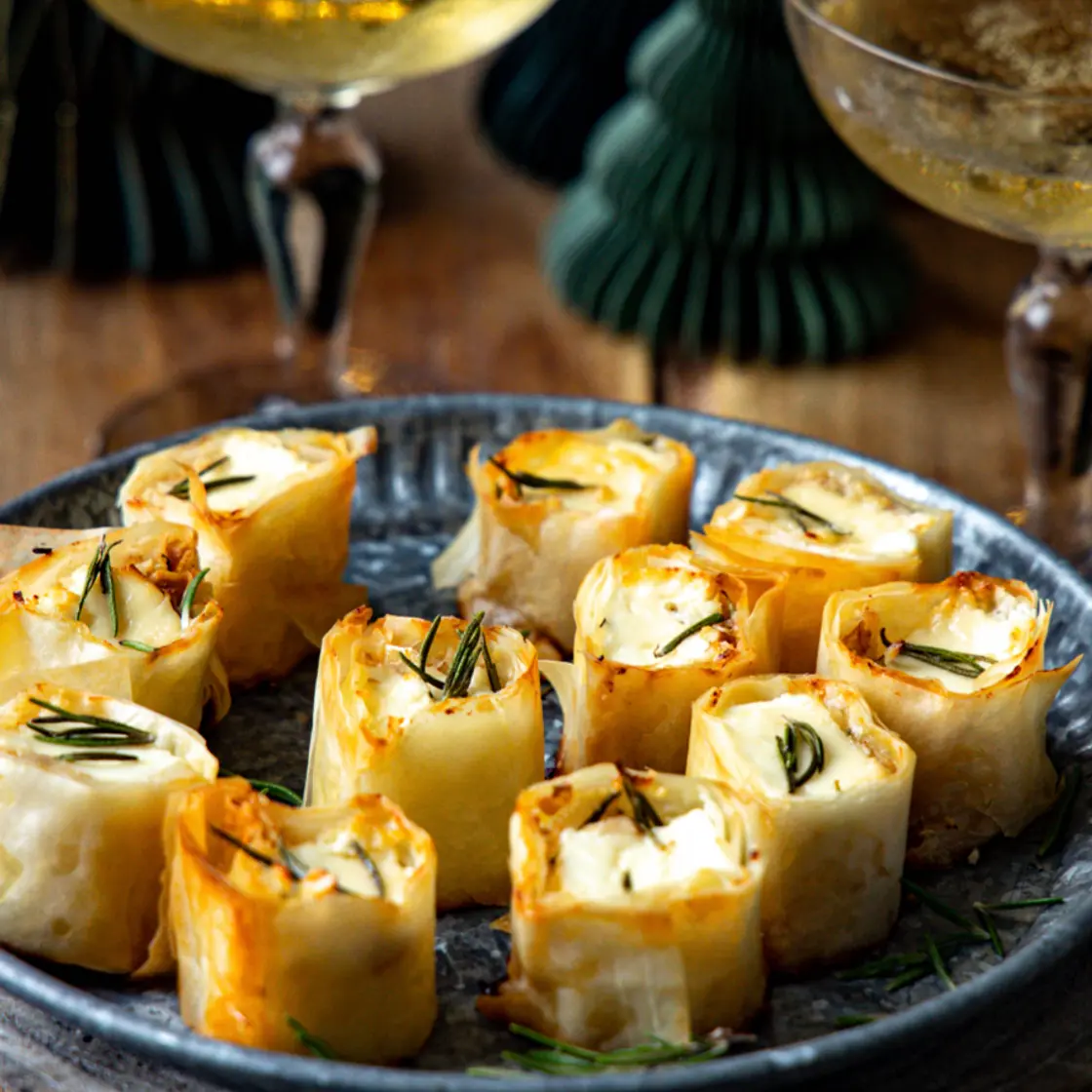 Bouchées croustillantes de pâte filo, feta, noix, miel et romarin