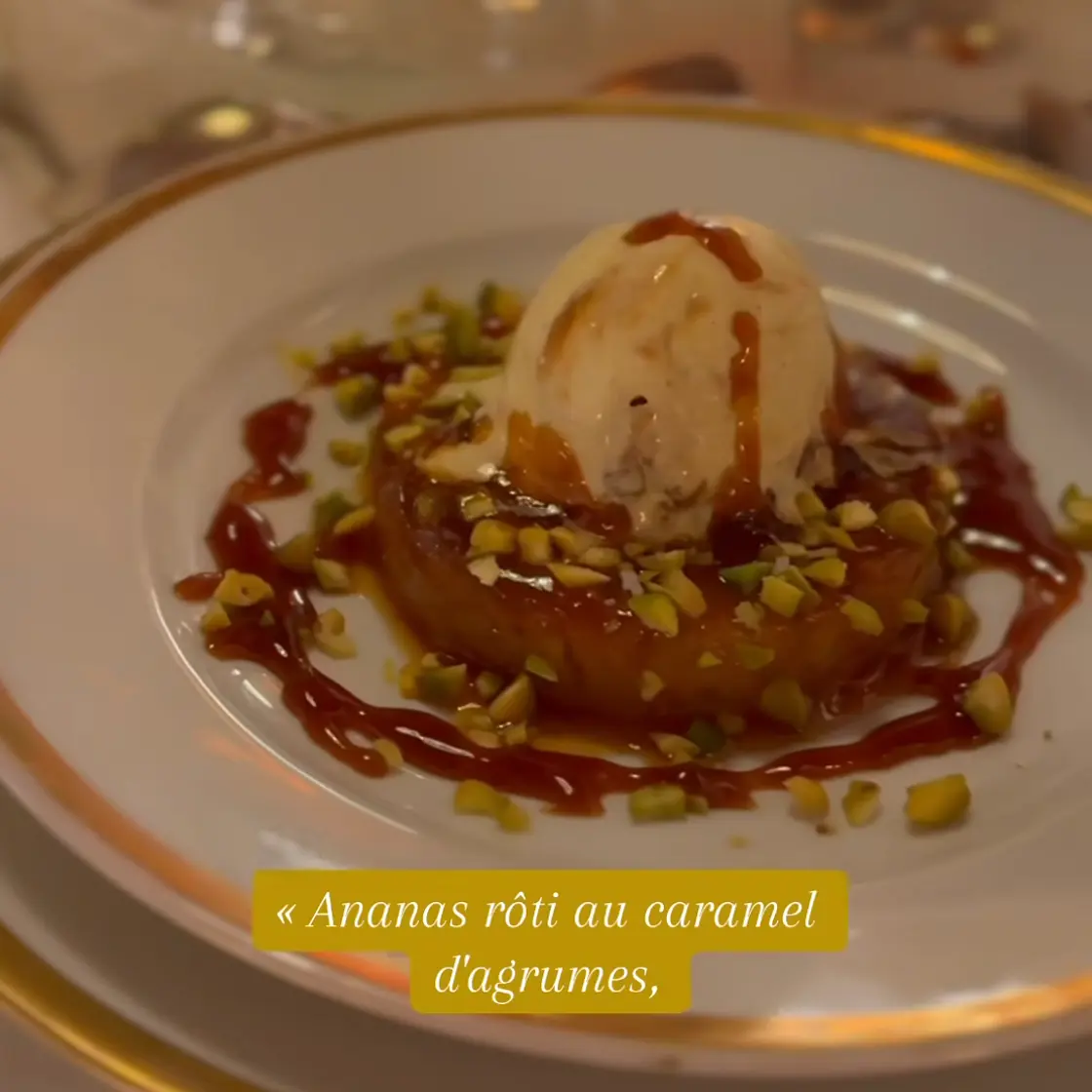 Ananas rôti au caramel d'agrume, pistaches et boule de glace