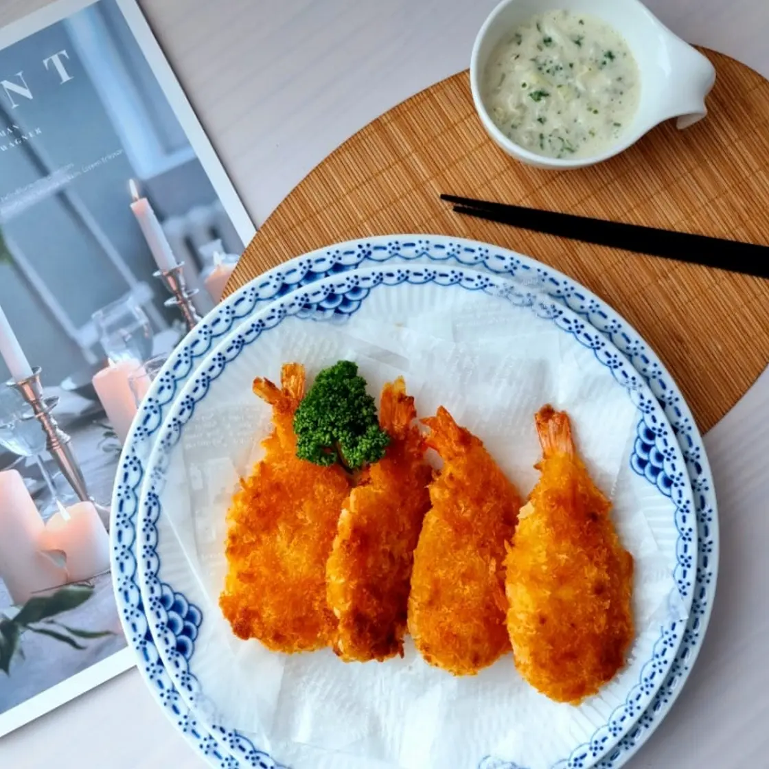 타르타르 소스와 브레디드 새우튀김