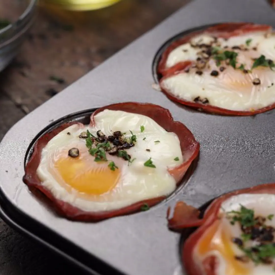 Low-carb ham, cheese and egg baked cups