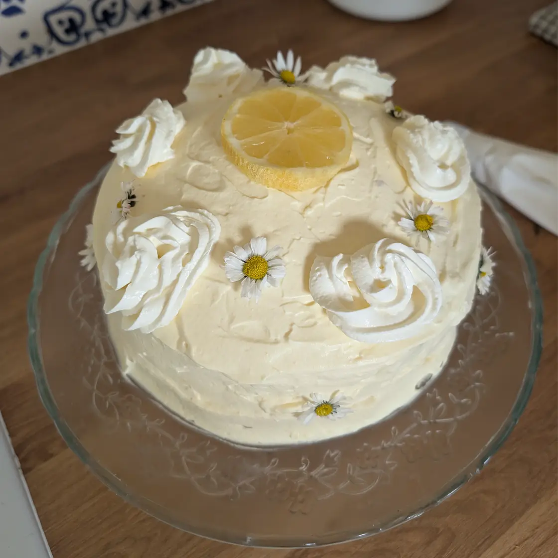 Lemon Cake w/ Lemon Curd and Mascarpone Whipped cream 🍋
