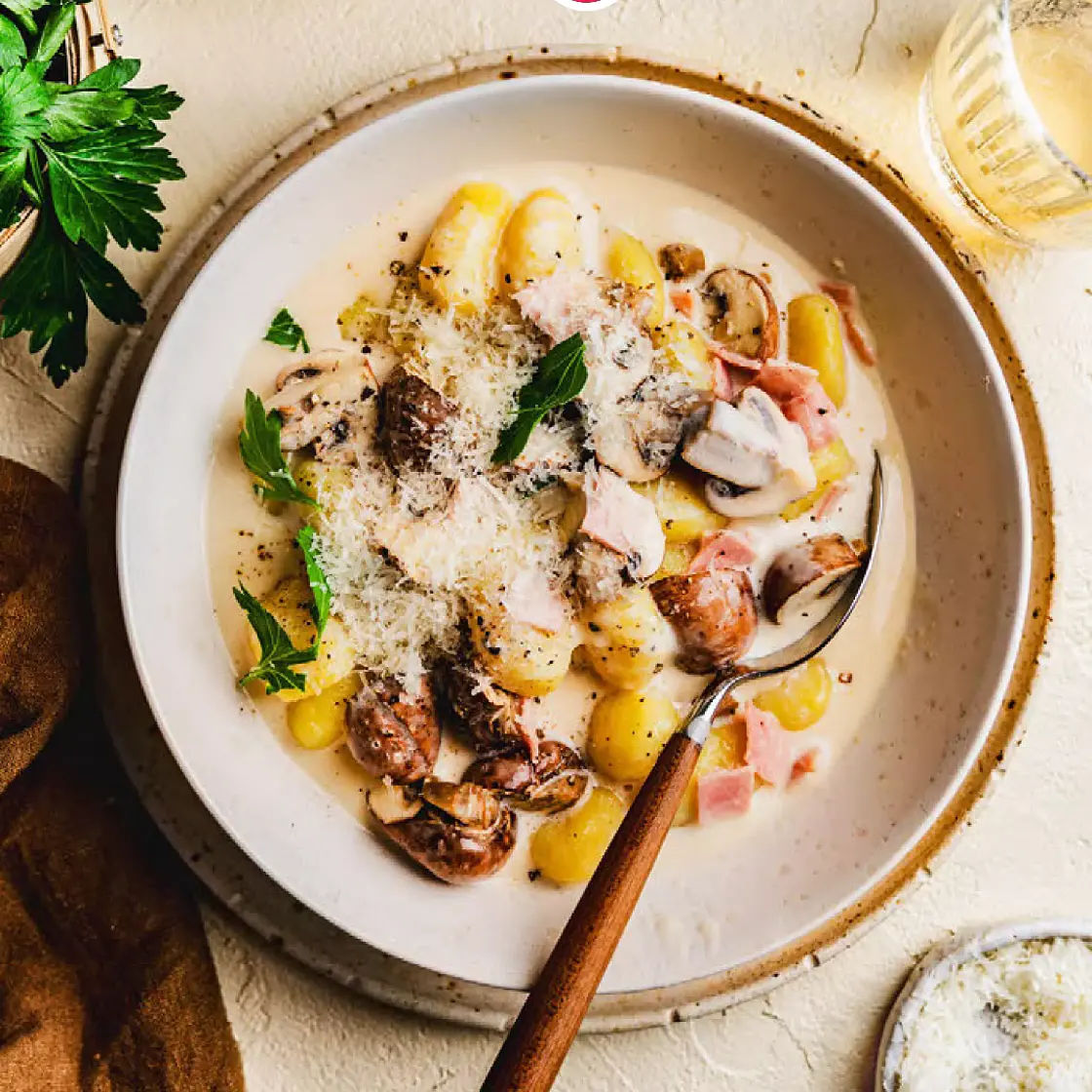 Gnocchi in Käsesoße mit Schinken und Pilzen
