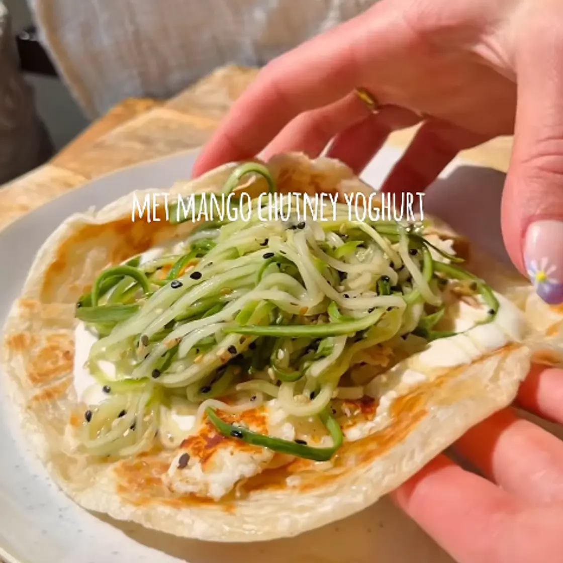 PARATHA MET GERASPTE HALLOUMI & MANGO CHUTNEY YOGHURT
