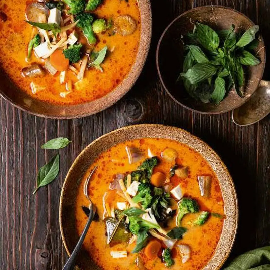 Rotes Thai-Curry mit Hühnchen und gemischtem Gemüse