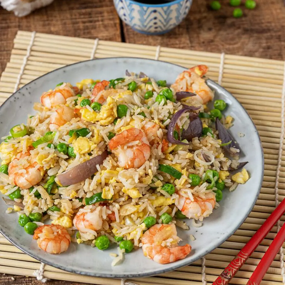 Gebratenen Reis mit Hühnchen und Garnelen