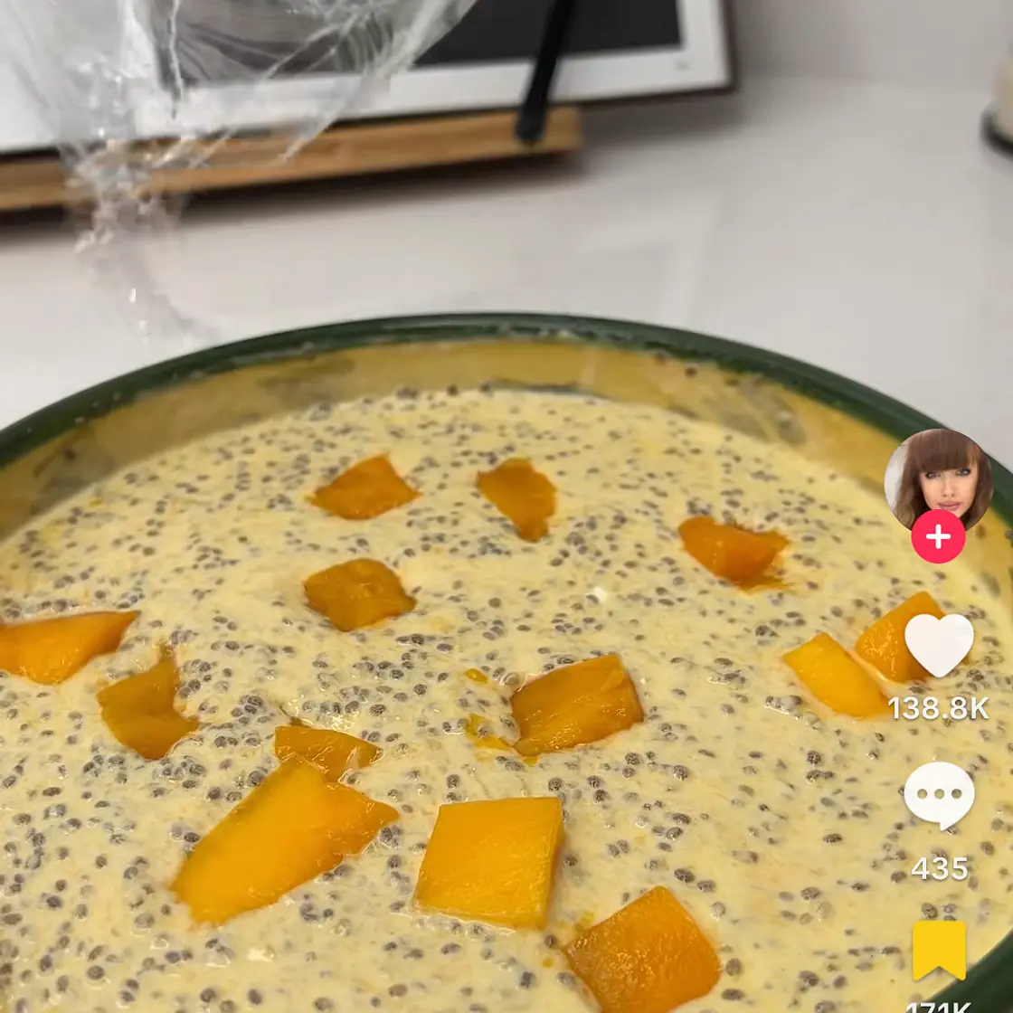 Mango chia pudding