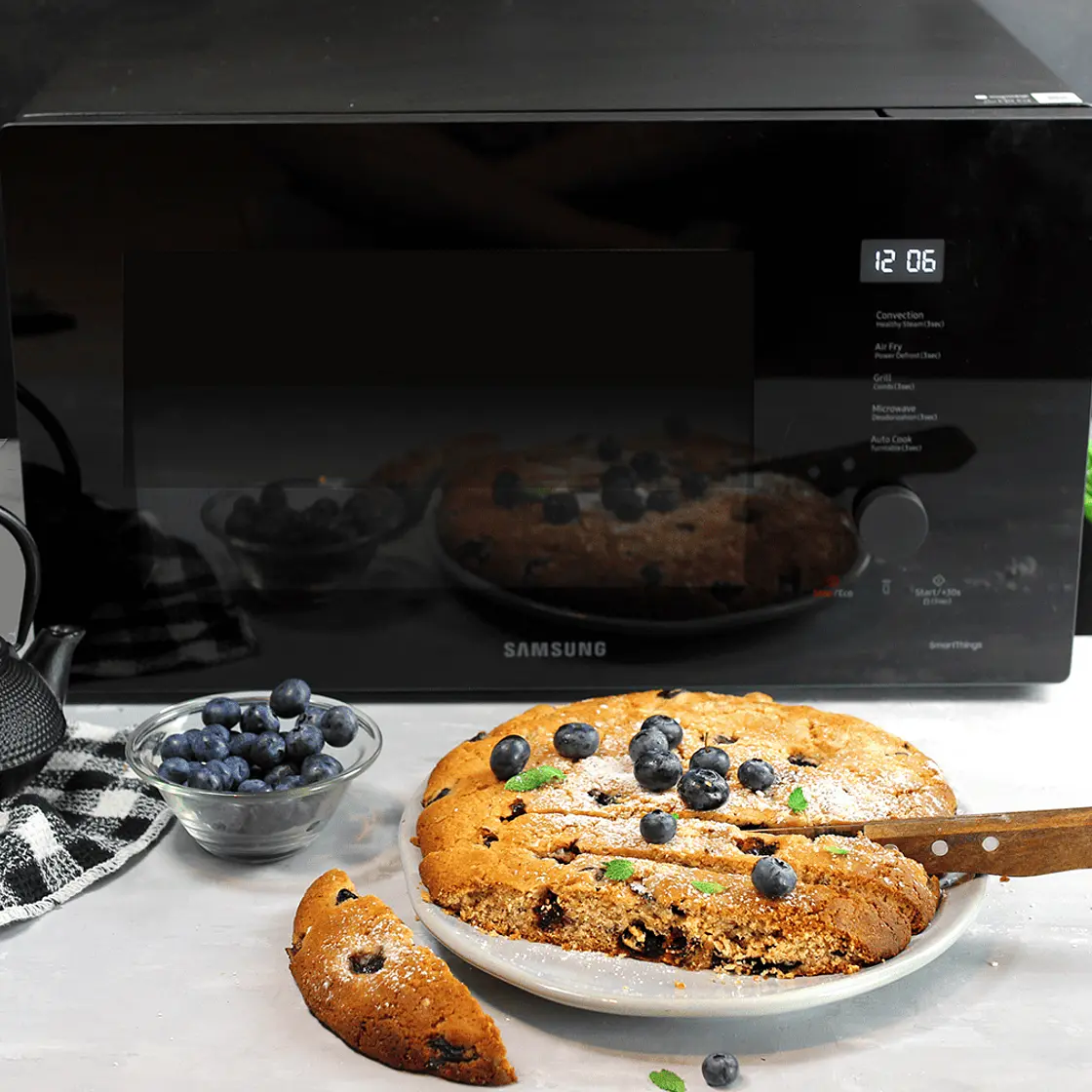 Pandolce con confettura e mirtilli freschi