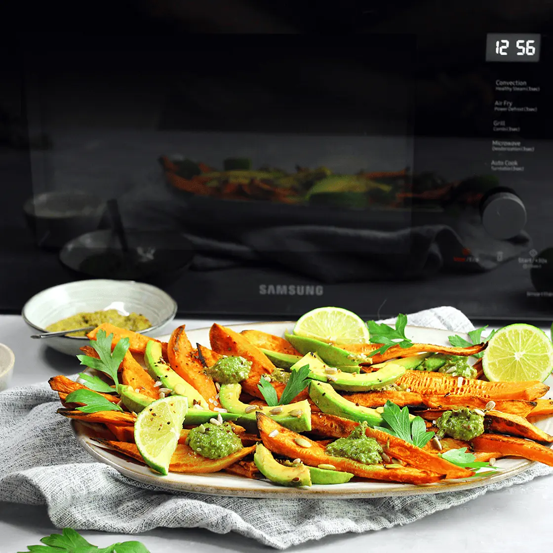 Chips di patate dolci con pesto di basilico piccante e avocado