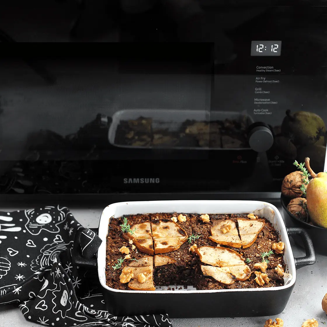 Brownies al cioccolato, pere e frutta secca