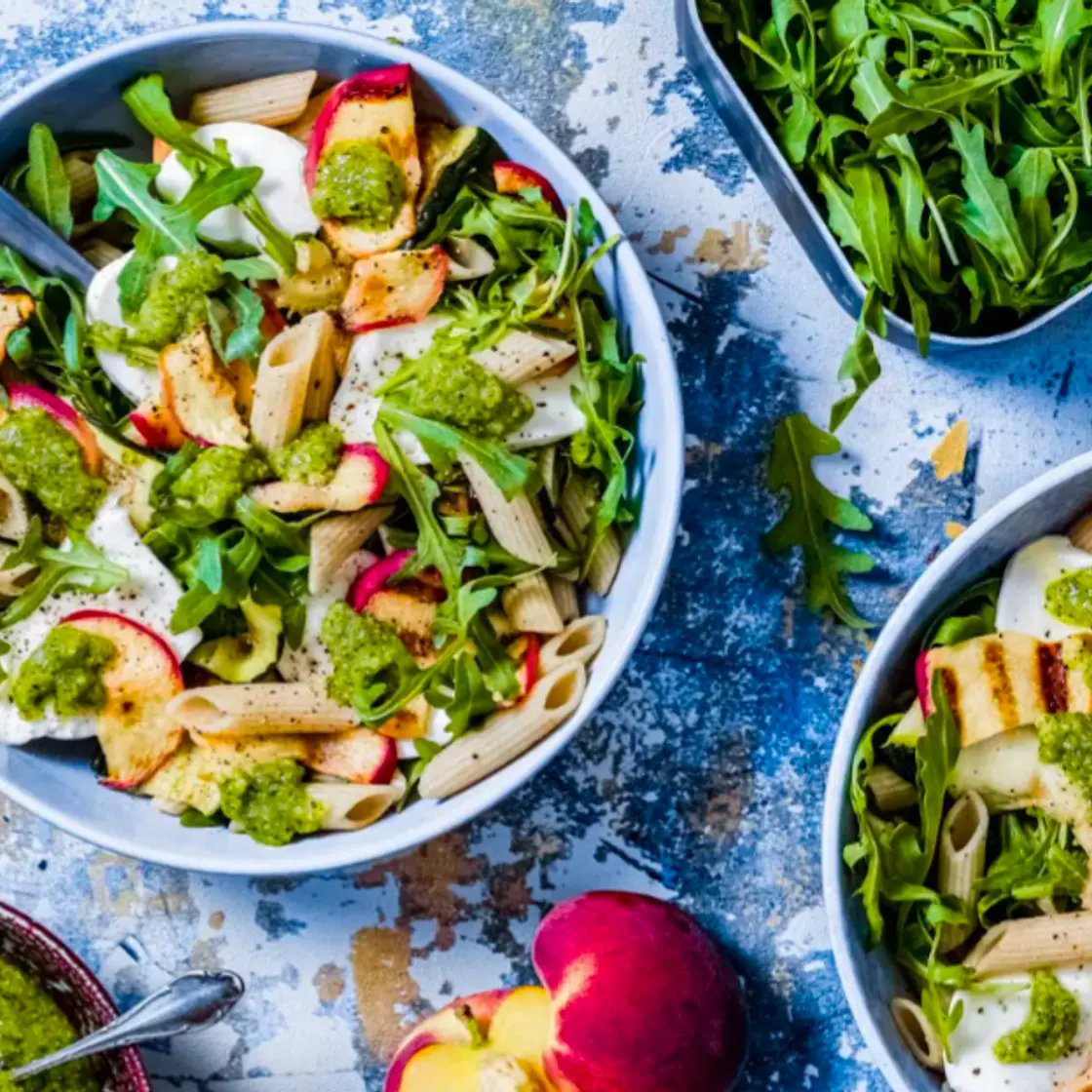 Pastasalade met geroosterde perzik