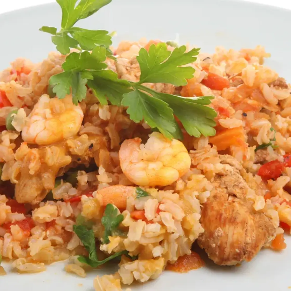 Riz sauté aux crevettes et poulet