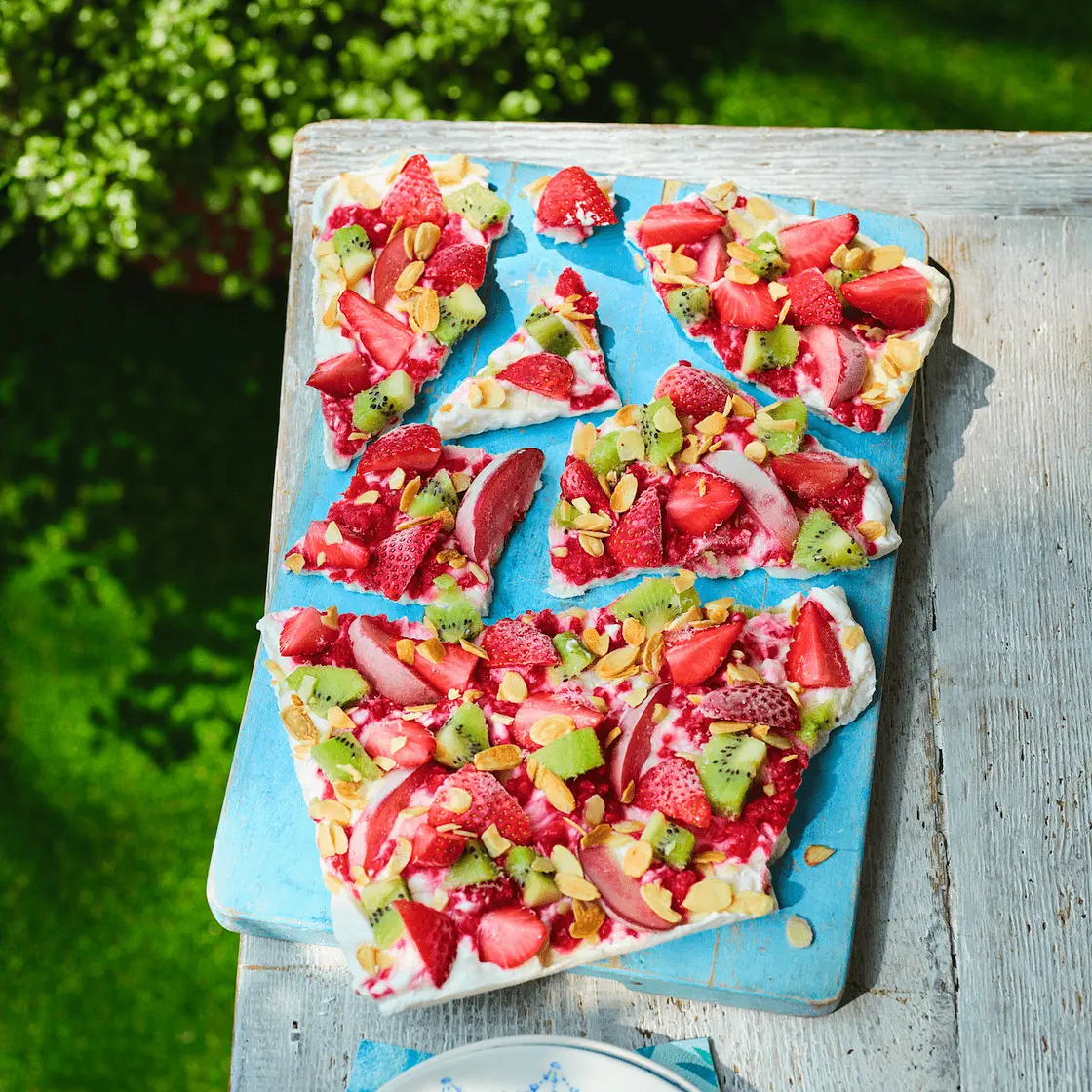 Tutti frutti frozen yoghurt bark