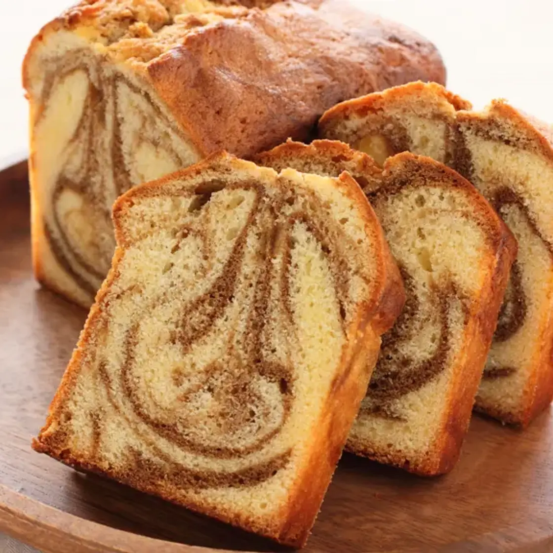 Quatre-quarts marbré au café