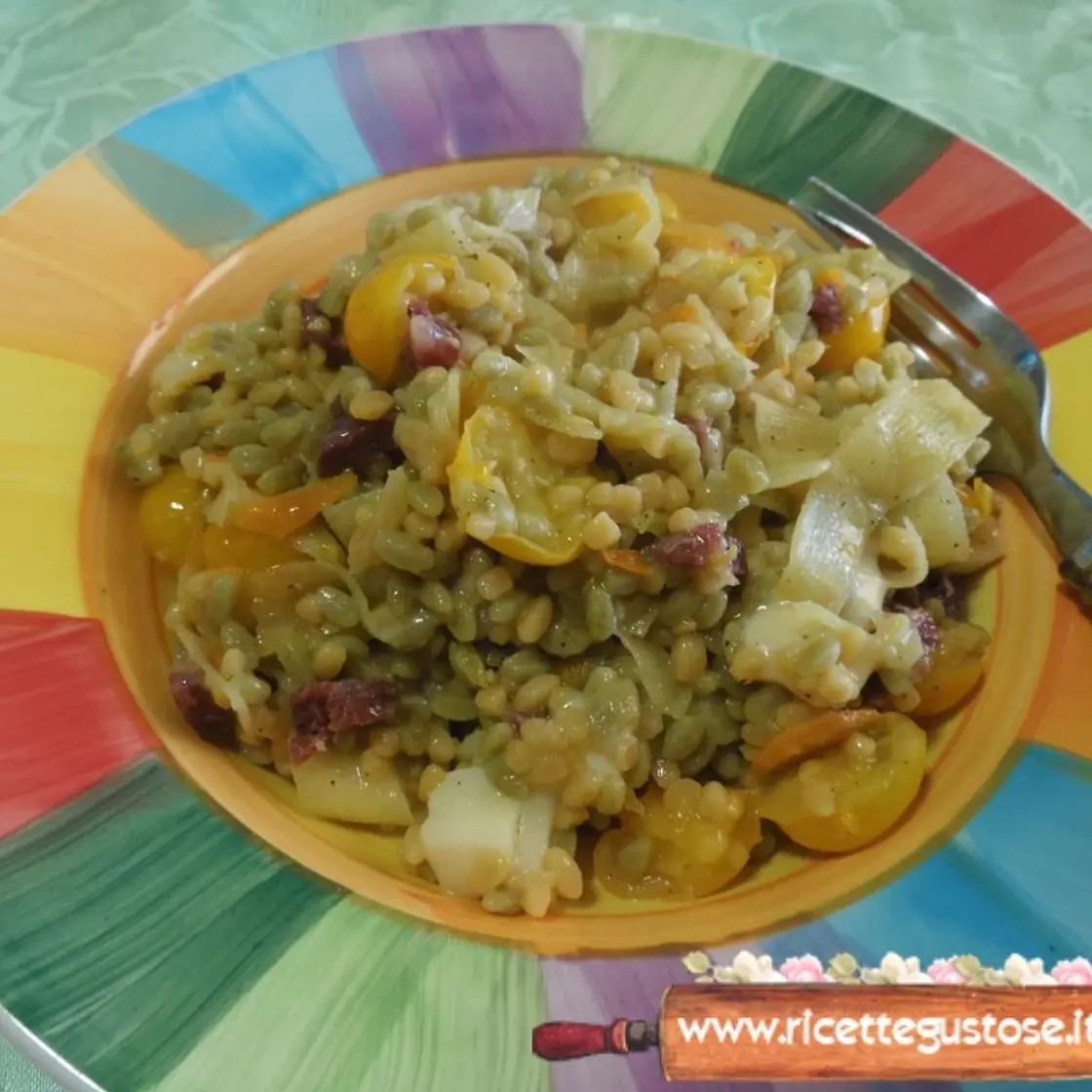 Risoni di legumi con stracchino affumicato salame e pomodorini