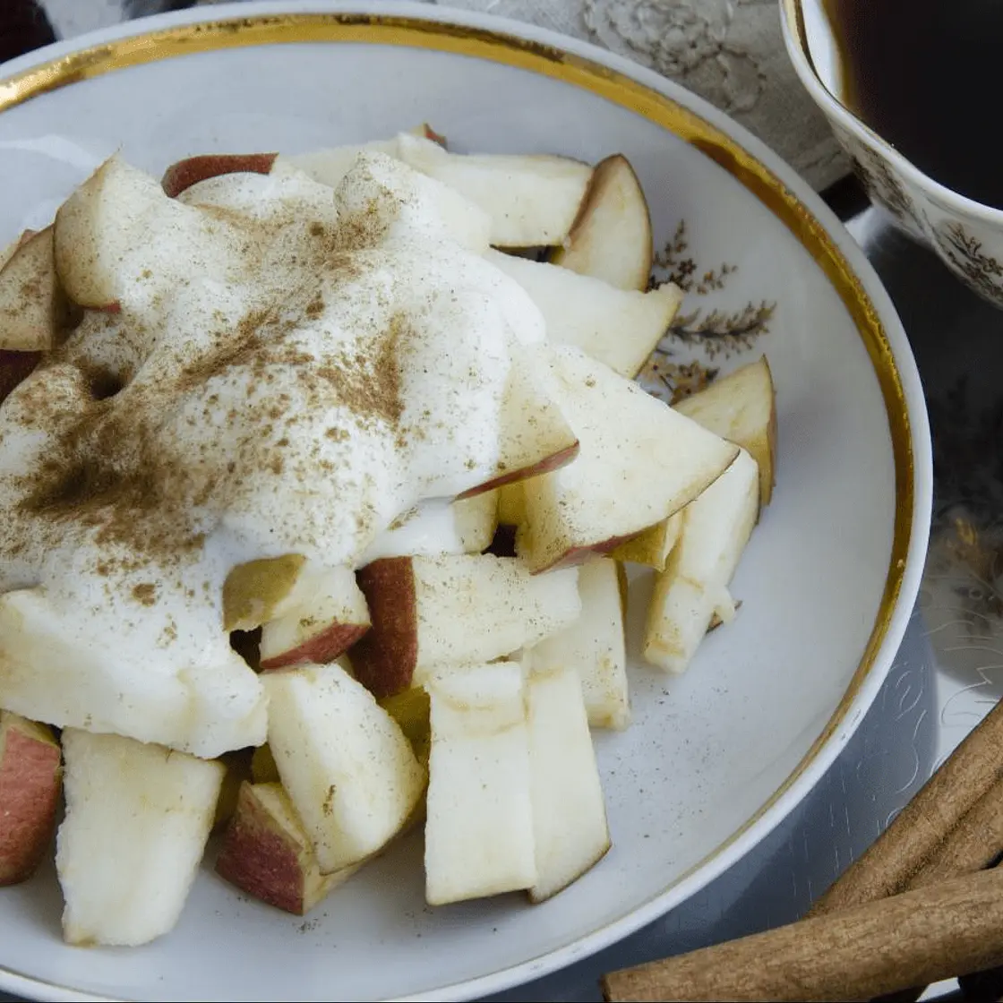 Apple and Vanilla-Cinnamon Yogurt Snack