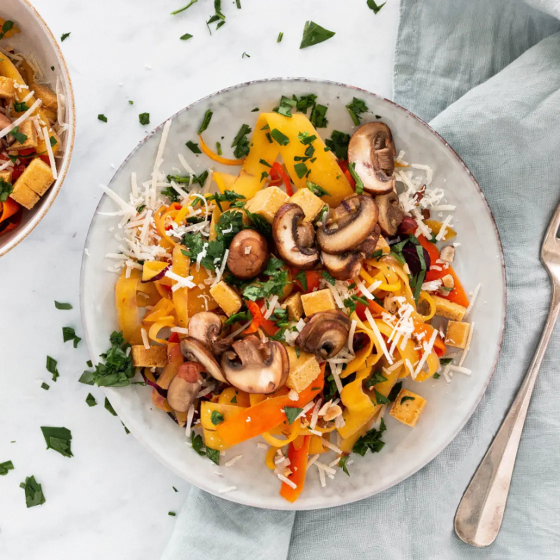 Gemüsenudeln mit Pilzen und Tofu