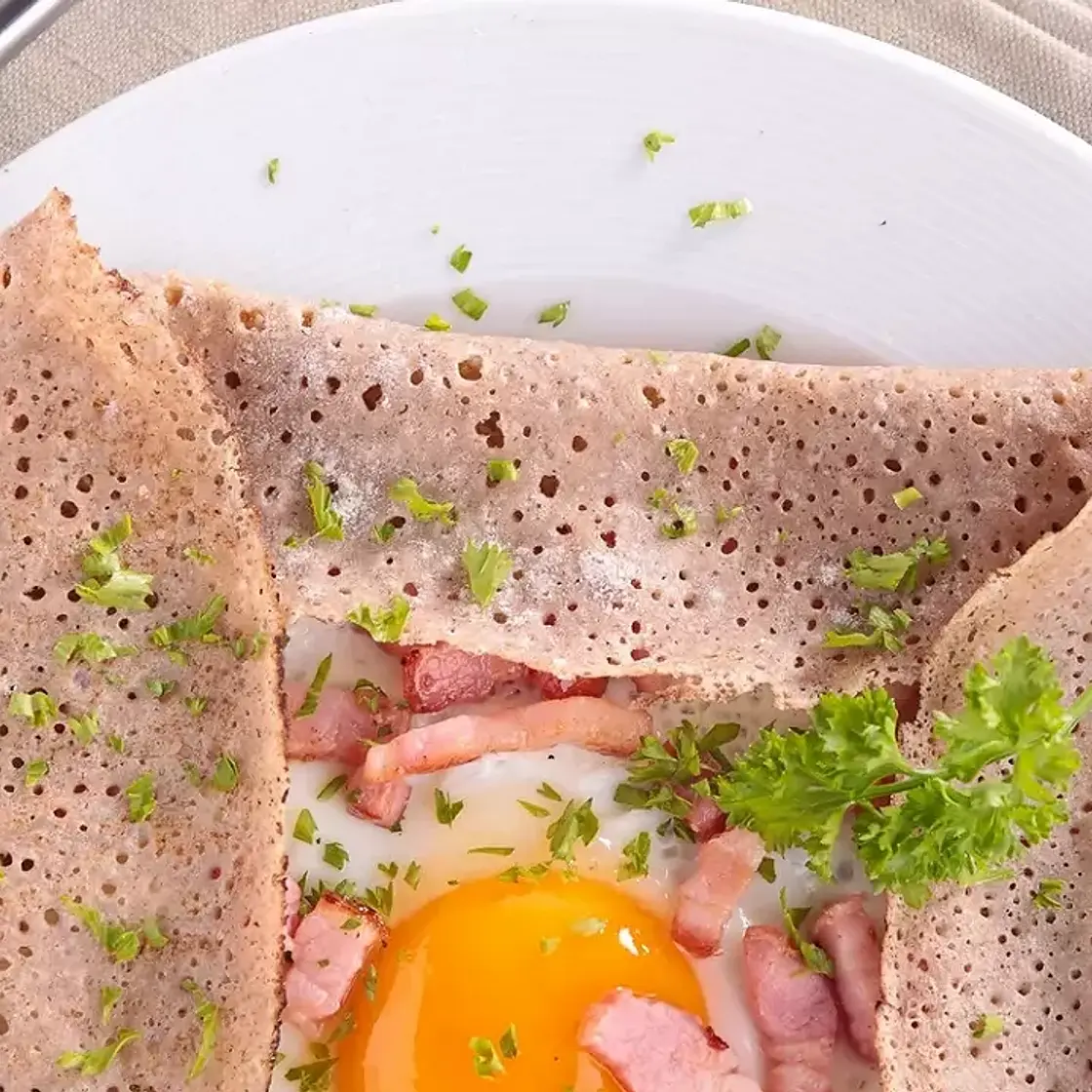 Galette complète oeuf, jambon et comté