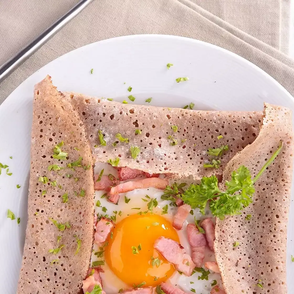 Galette complète oeuf, jambon et comté