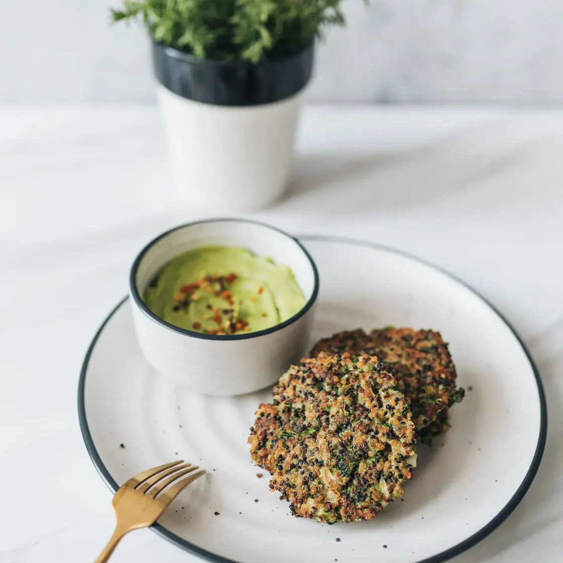 Crispy Broccoli Quinoa Cakes