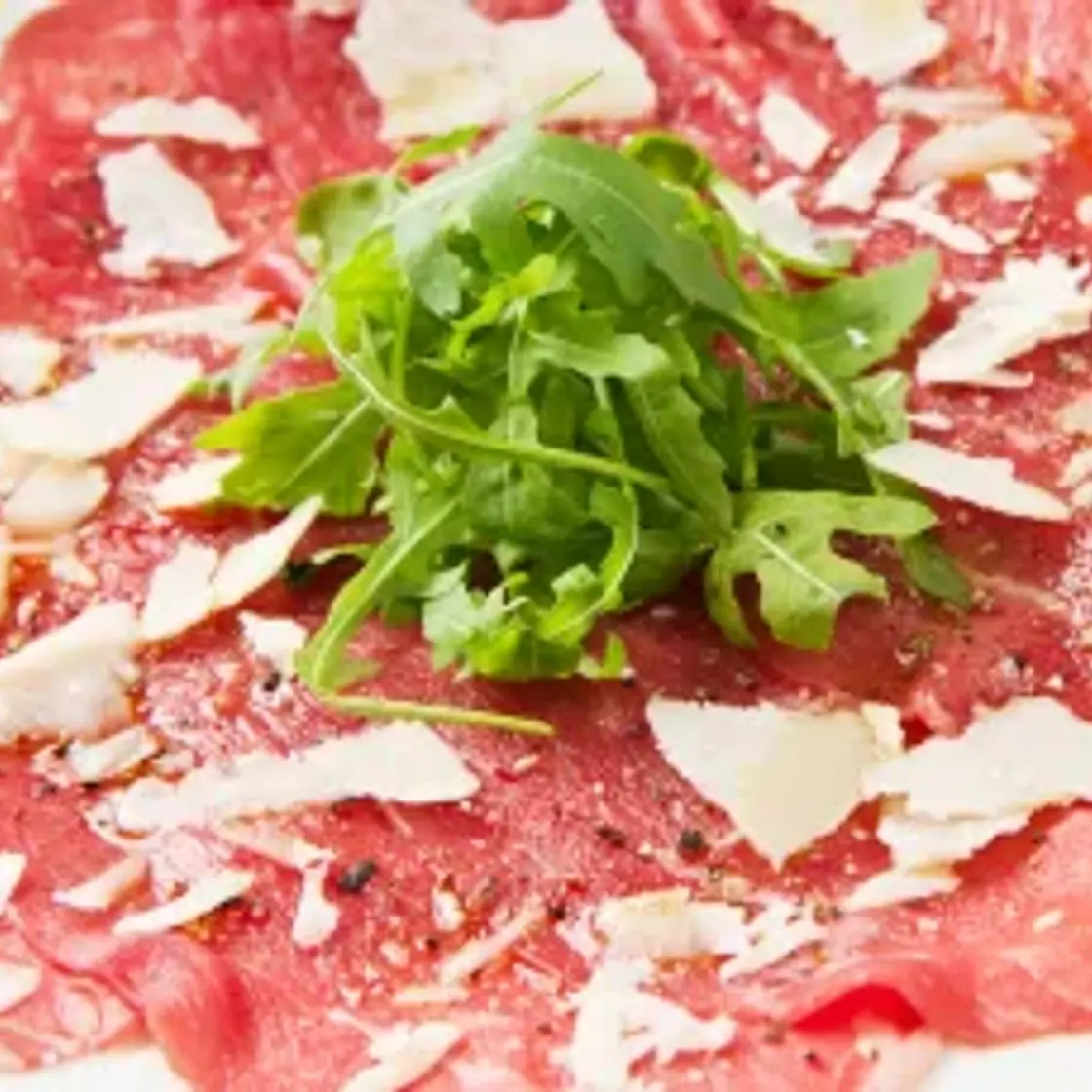 Carpaccio de boeuf à la roquette et au parmesan
