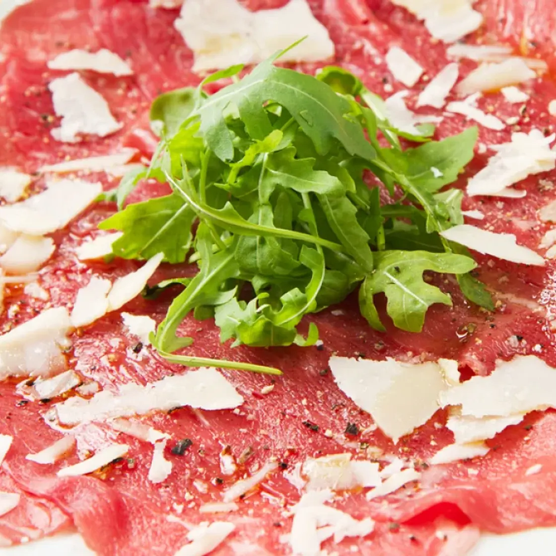 Carpaccio de boeuf à la roquette et au parmesan