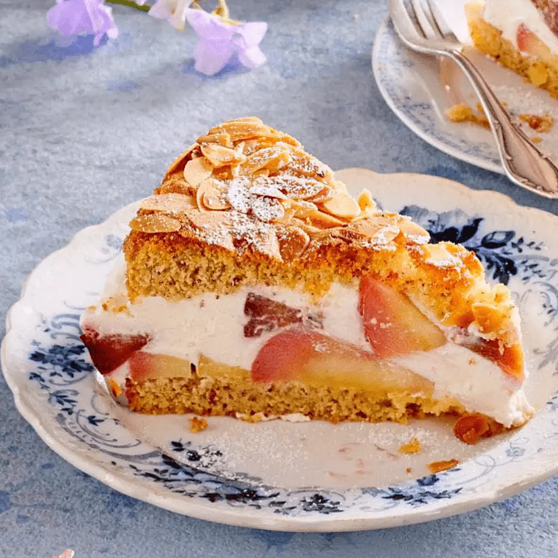 Zarte Mandeltorte mit zweierlei Frucht