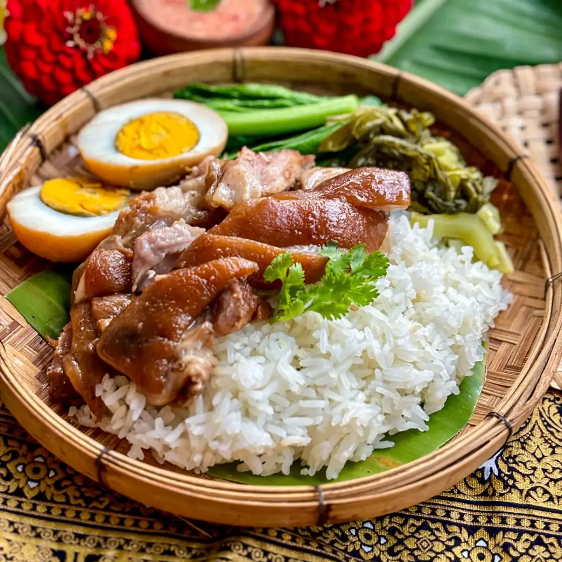 Khao Kha Moo (Thai Braised Pork Leg Recipe)