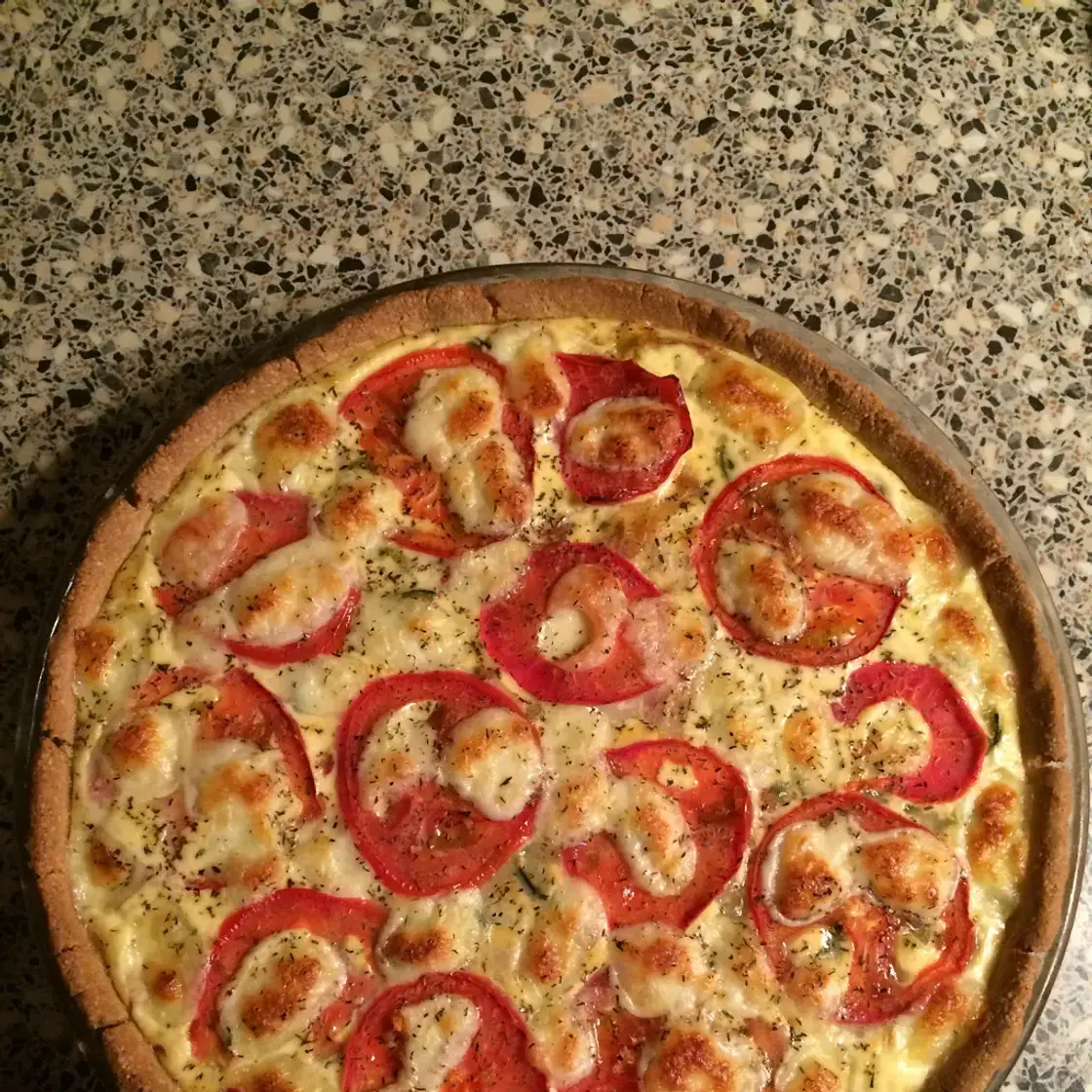 Tarte (sans gluten) aux légumes, lardons et mozzarella